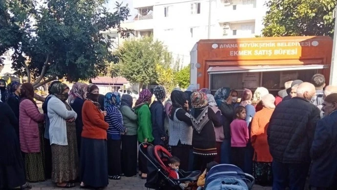 Hayırsever iş adamı halka 300 bin ekmek dağıttı
