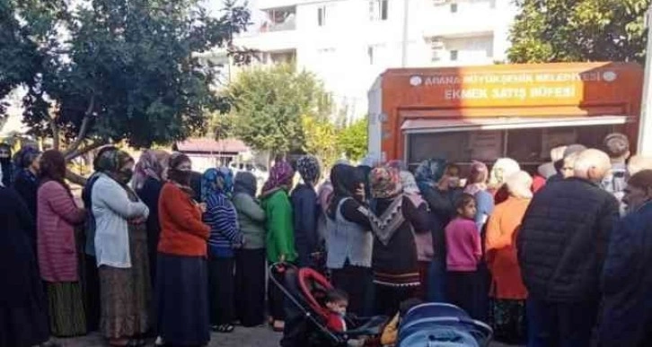 Hayırsever iş adamı halka 300 bin ekmek dağıttı