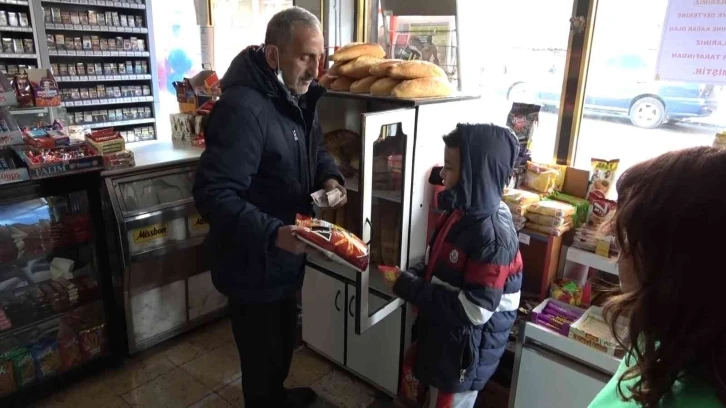 Hayırseverler bakkal bakkal gezip veresiye defterlerini satın aldı
