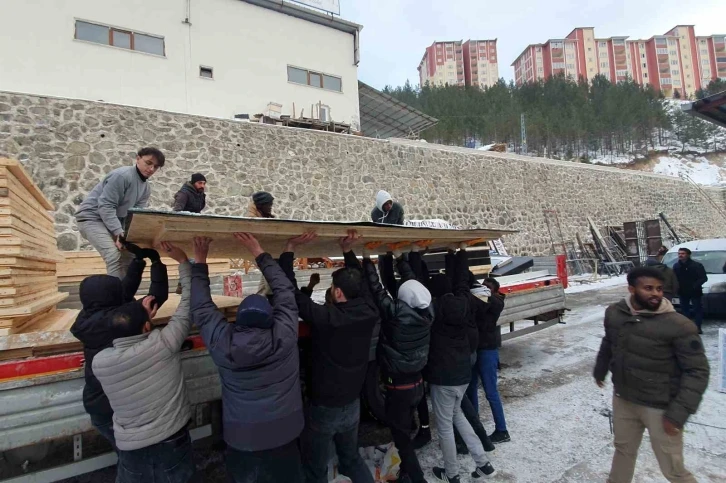 Hayırseverlerin yaptığı ahşap konteyner evler deprem bölgesine doğru yola çıktı
