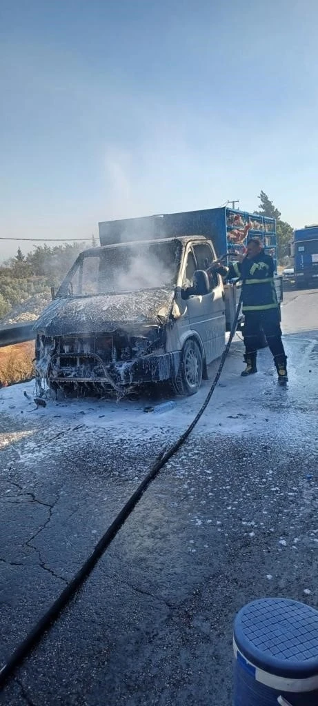 Hayvan yüklü kamyonetteki yangın söndürüldü
