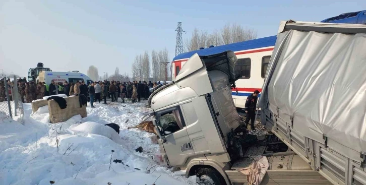 Hayvan yüklü tıra tren çarptı: Ölü ve yaralılar var
