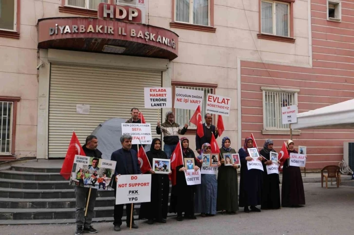 HDP önünde evlat nöbetine bir aile daha katıldı
