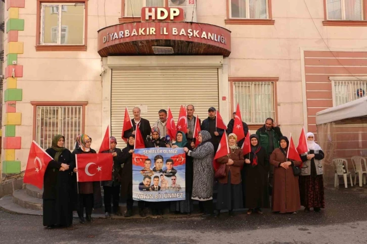 HDP önündeki evlat mücadelesinde Gara Şehitleri anıldı
