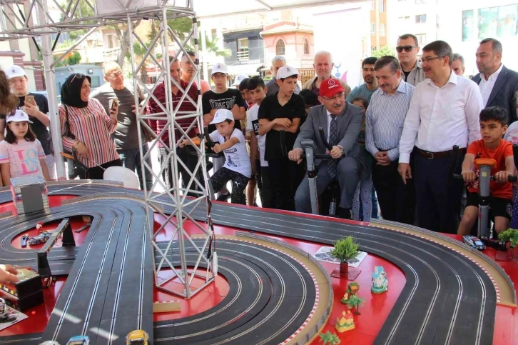 Hem çocuklar hem de kendini çocuk hissedenler doyasıya eğlendi
