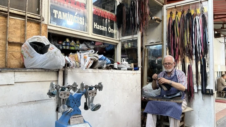 Hem imamlık yaptı hem ayakkabı tamir etti
