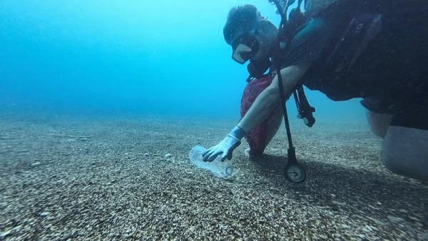 Her dalışta deniz dibinden kilolarca atık topluyorlar