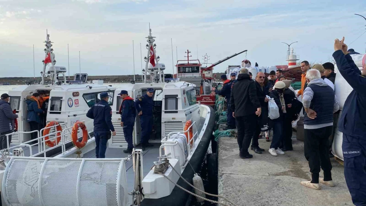 Heyelan bölgesindeki vatandaşlar Sahil Güvenlik ve balıkçı tekneleri ile taşındı
