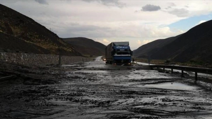 Heyelan nedeniyle kapanan Erzincan-Sivas kara yolu tek şeritli ulaşıma açıldı