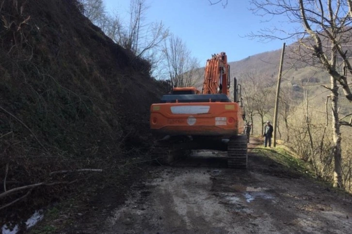 Heyelan sebebiyle kapanan mahalle yolu ulaşıma açıldı