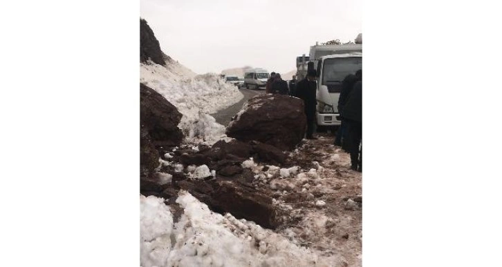 Heyelan yolu trafiğe kapattı