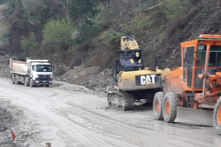 Heyelanın kapattığı yol 7 gündür ulaşıma açılamadı