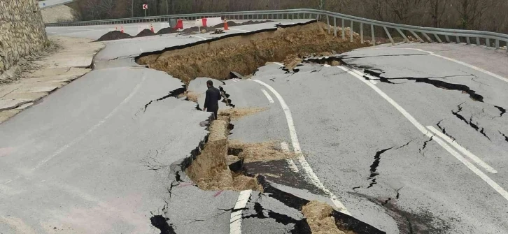 Heyelanın meydana geldiği yol, Kurban Bayramı’na hazır hale getiriliyor
