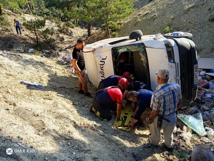 Hırdavat malzemeleri taşıyan minibüs şarampole yuvarlandı
