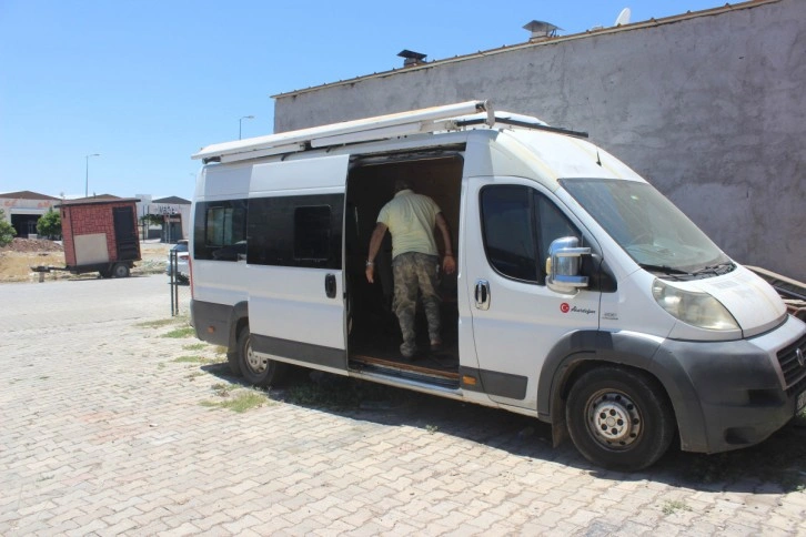 Hırsızların minibüsten mini buzdolabı çalmaları kameraya yansıdı