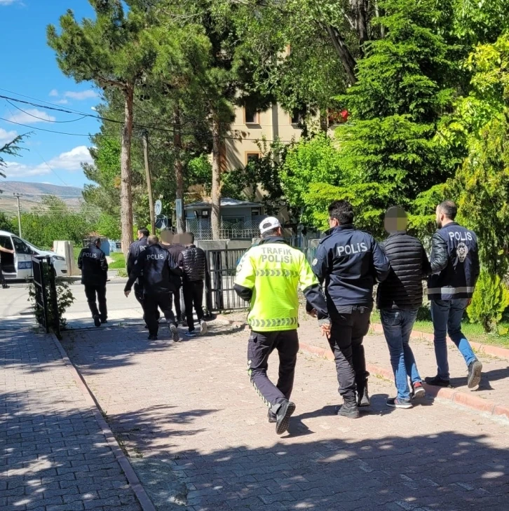 Hırsızlık yaparken yakalanan 4 zanlının üzerinde uyuşturucu çıktı
