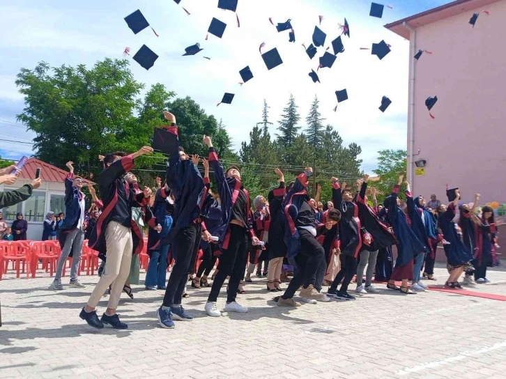 Hisarcık Anadolu Lisesi’nde yılsonu şöleni ve mezuniyet töreni
