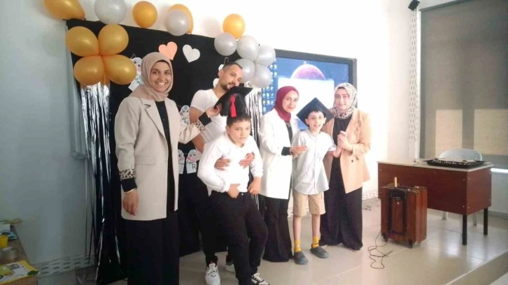 Hisarcık Atatürk İlkokulu Özel Eğitim Sınıfı öğrencilerinin okuma ve mezuniyet sevinci
