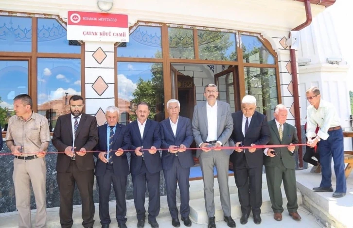 Hisarcık’ın Çatak köyünde yapımı tamamlanan köy camii törenle ibadete açıldı
