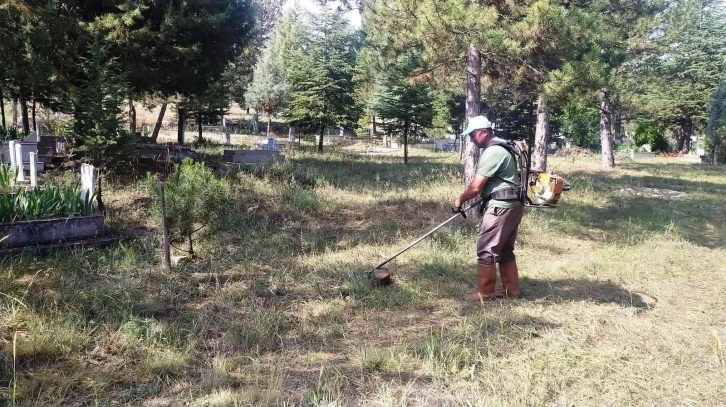 Hisarcık mezarlığında yabani ot temizliği
