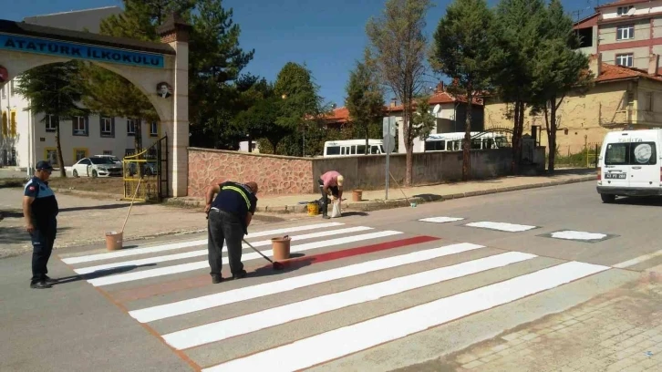 Hisarcık’ta yaya geçidi çizgileri yenileniyor
