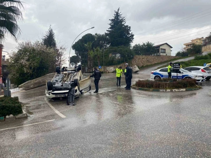 Hızını alamayan otomobil, kavşakta devrilerek ters döndü: 1 yaralı
