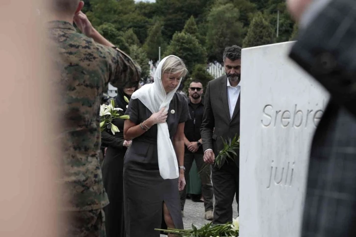 Hollanda’dan 27 yıl sonra Srebrenitsa kurbanlarının ailelerinden özür
