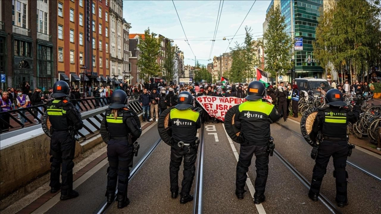 Hollanda polisi, Filistin destekçisi göstericileri gözaltına aldı