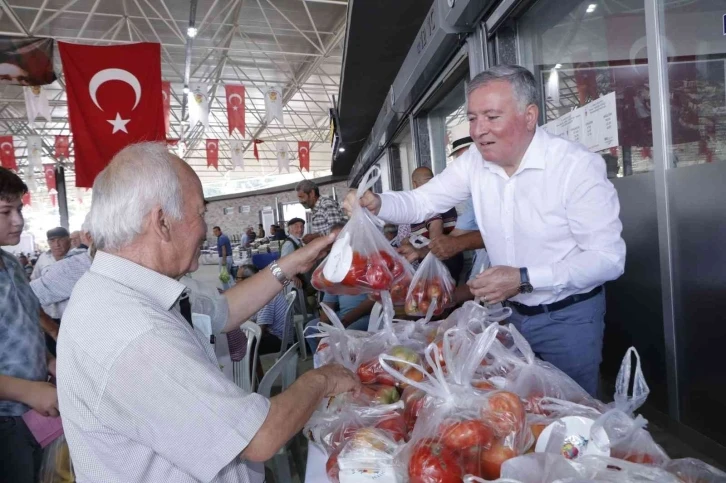 Honaz Belediyesi kendi yetiştirdiği domatesleri halka ücretsiz dağıttı
