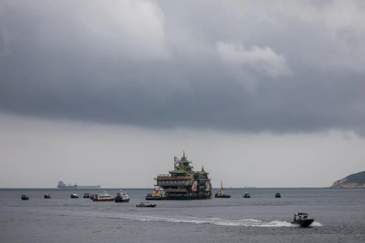 Hong Kong’un simgelerinden yüzen restoran Güney Çin Denizi’nde battı
