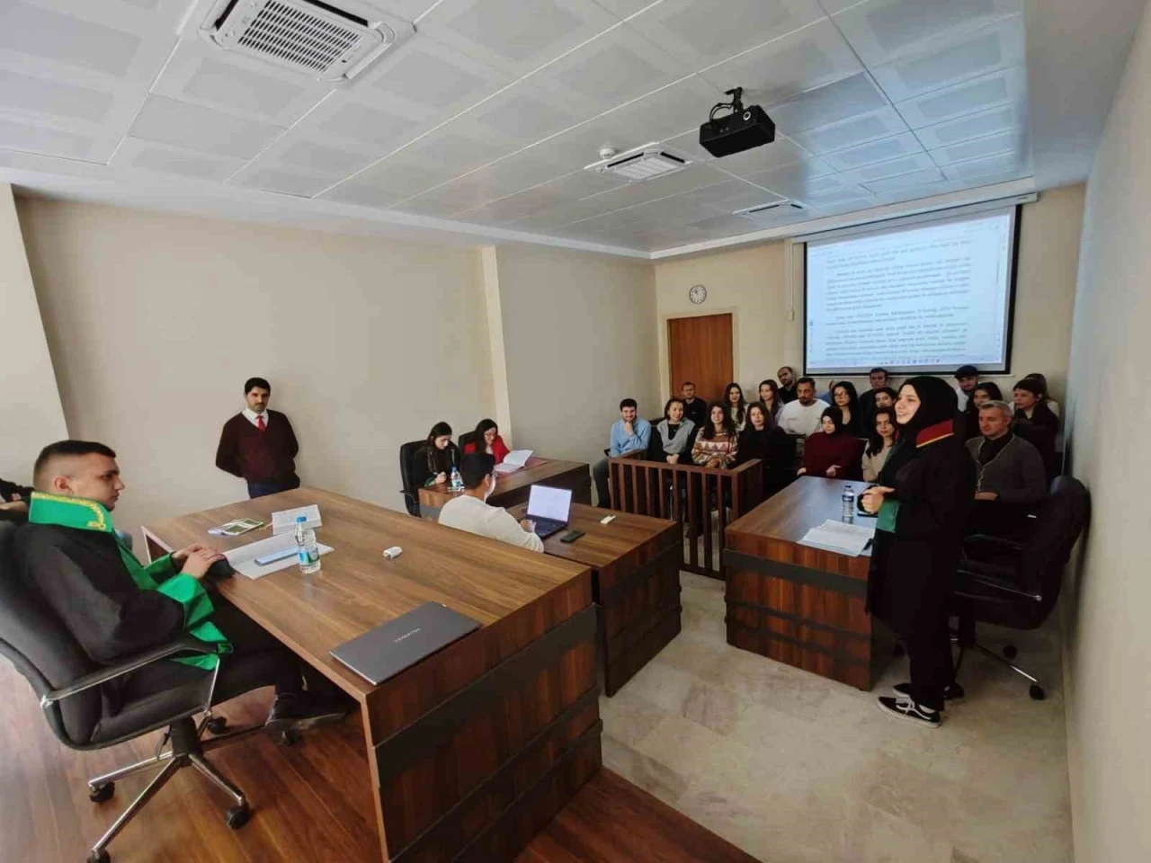 Hukuk Fakültesi öğrencileri kurgusal mahkemede eğitim alıyor
