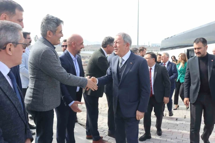 Hulusi Akar’dan TOMTAŞ’a övgü: &quot;Güzel ve örnek bir tesis&quot;
