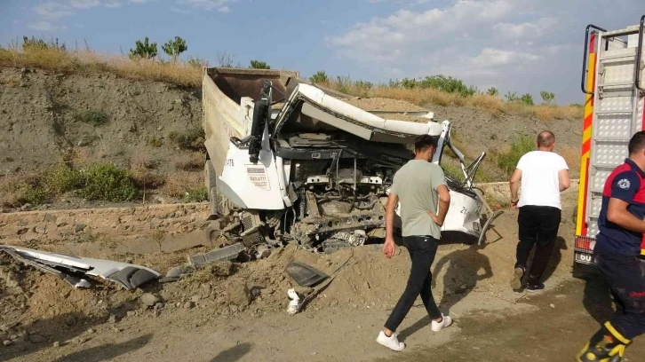 Hurdaya dönen kamyondan yaralı olarak kurtuldu
