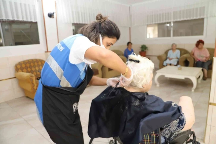 Huzurevi sakinlerine kuaför ve kişisel bakım hizmeti
