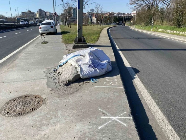 İBB ekiplerinin yol kenarına koyduğu tuz çuvalları yola saçıldı
