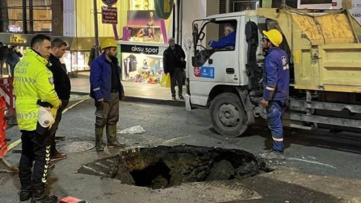 İBB'den yeni handikap! Nişantaşı'nda su borusu patladı, yol çöktü