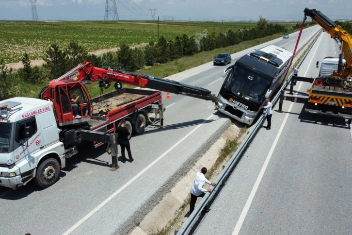 İçerisinde 25 yolcusu bulunan otobüs bariyerlere çarptı