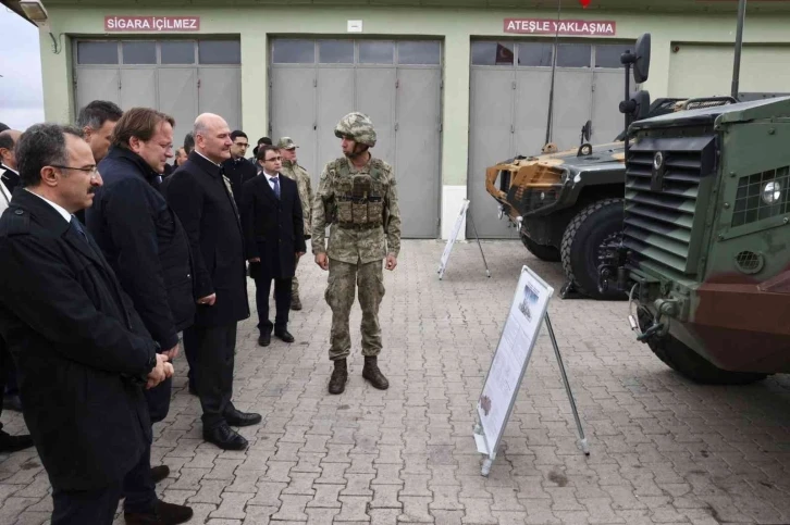 İçişleri Bakanı Soylu, Türkiye-İran sınırındaki güvenlik duvarı çalışmalarını inceledi
