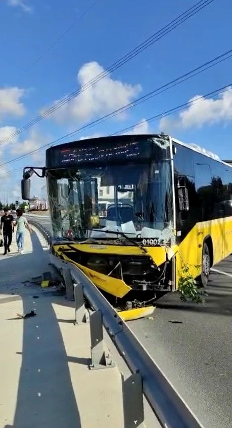 İETT peronundan kayan otobüs, yoldaki otomobile çarparak durdu
