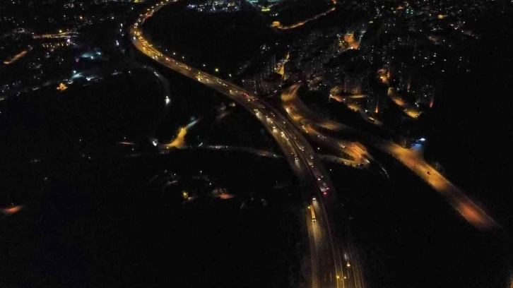 İftar sonrası sürücüler yola çıktı, TEM Otoyolu Kocaeli geçişinde yoğunluk başladı
