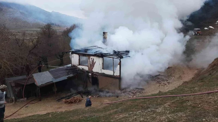 İftar vakti çıkan yangında iki katlı ahşap ev küle döndü
