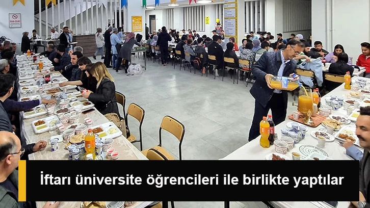 İftarı üniversite öğrencileri ile birlikte yaptılar