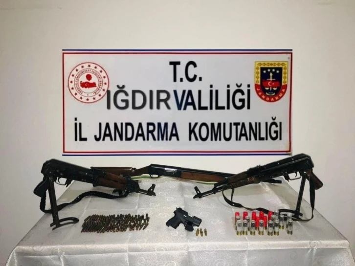 Iğdır’da silah ticareti ve sigara kaçakçılığı operasyonu
