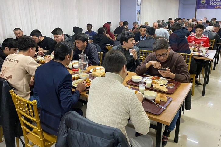 İhlas Vakfı gönüllüleri ve öğrenciler iftar yemeğinde buluştu