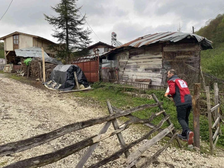 İhtiyaç sahiplerine gıda kolileri veriliyor
