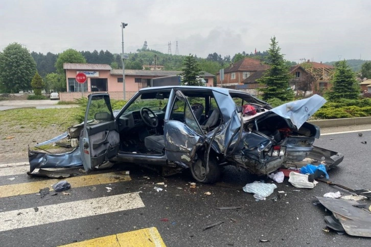 İki aracın karıştığı kazada otomobil hurda yığınına döndü; 3 yaralı