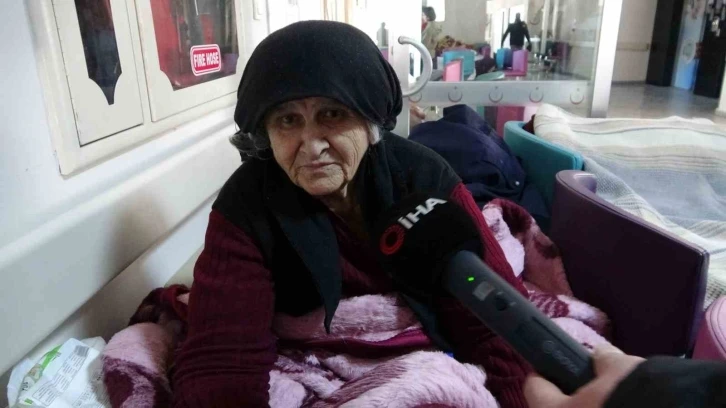 İki depremi de evinde yaşayan 73 yaşındaki Elif teyze o anları anlattı
