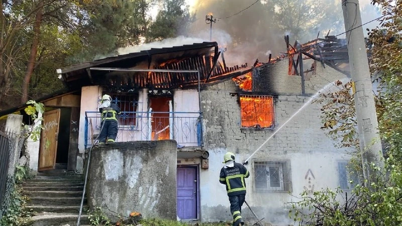 İki katlı ev alev alev yandı, yangın ormana sıçramadan söndürüldü
