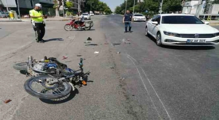 İki otomobil bir motosiklet çarpıştı: 1’i ağır 3 yaralı