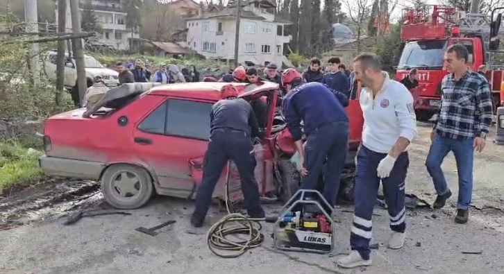 İki otomobil kafa kafaya çarpıştı: 1’i ağır 3 yaralı
